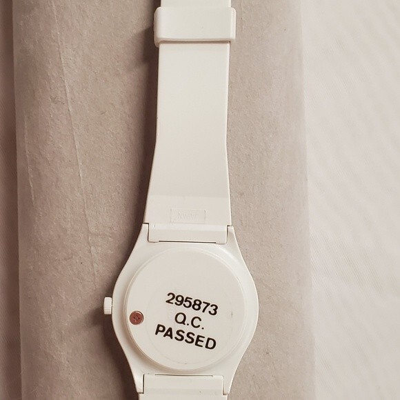 Sharp 1980's White Soft Plastic Merv Griffin Wheel of Fortune Quartz Watch - Picture 11 of 12